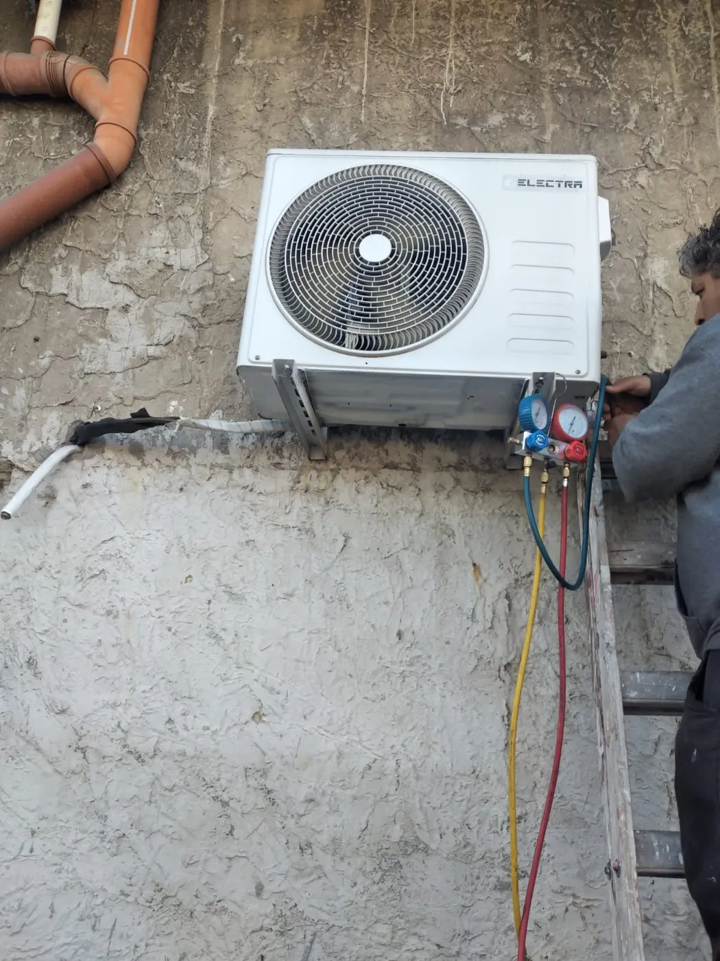 Control de presiones con manómetro en la unidad exterior de un aire acondicionado