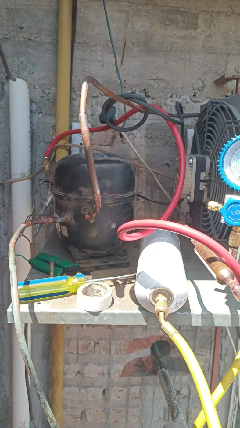 Compresor con equipo de carga de gas conectado