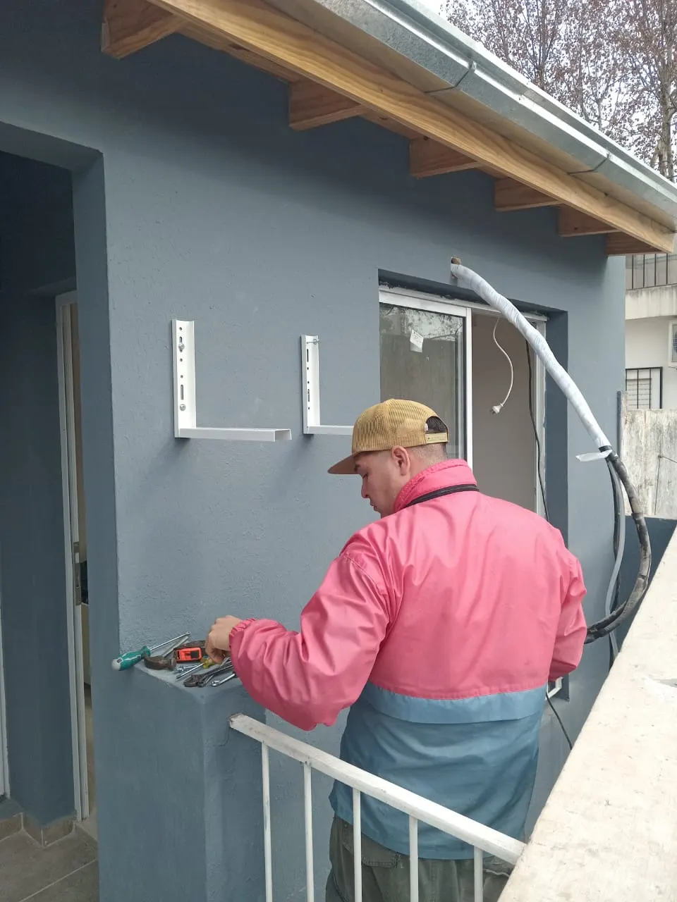 Técnico instalando el soporte de un aire acondicionado