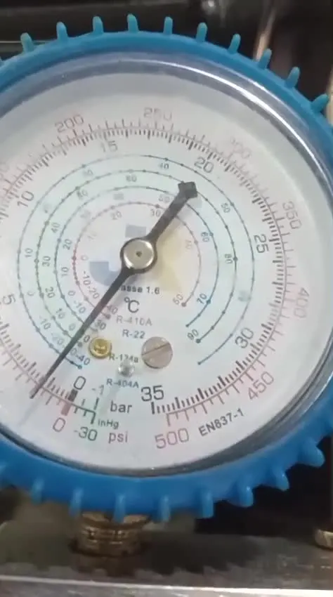 Manómetro midiendo la presión del gas refrigerante